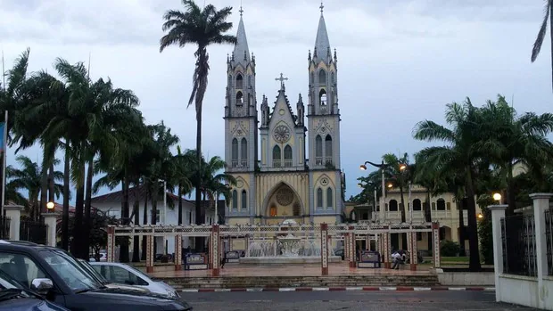 La historia se repite: Un incendio destruye la Catedral de Malabo, tesoro de la arquitectura colonial española