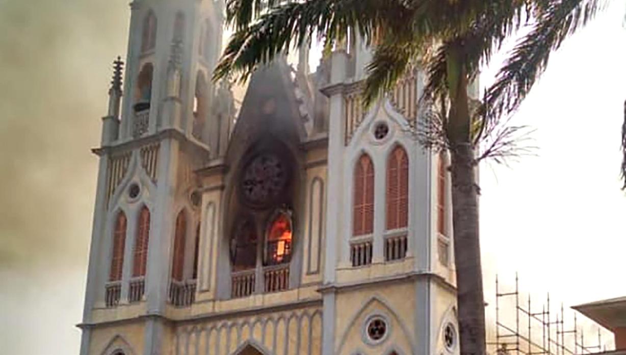 La Catedral de Santa Isabel de Malabo, durante el incendio