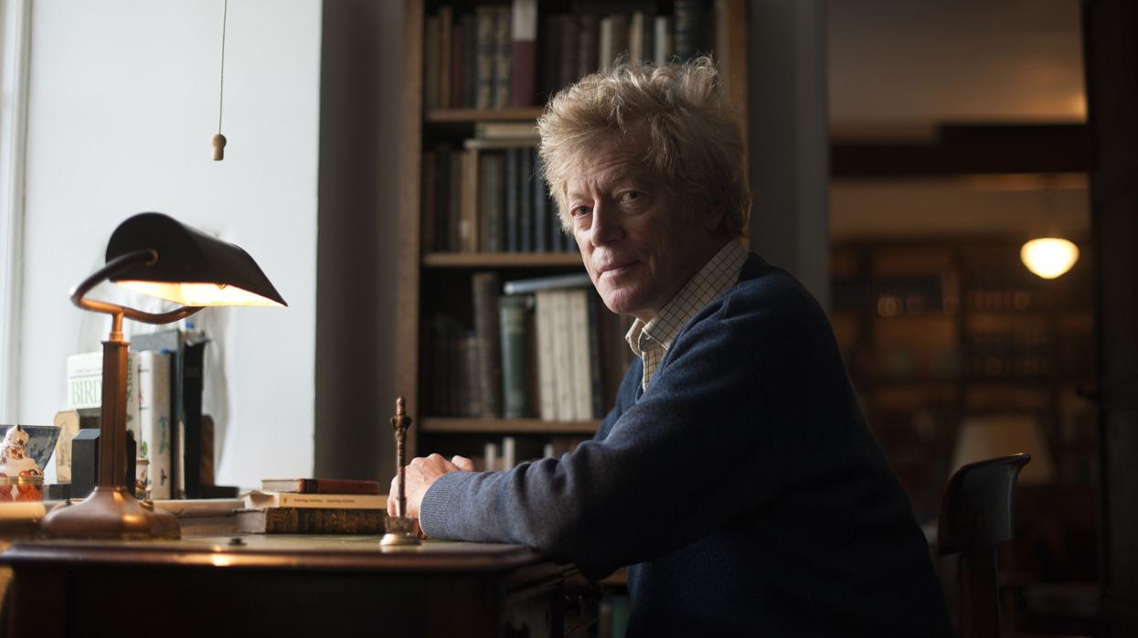 Roger Scruton (1944-2020) retratado en su casa de Wiltshire en noviembre de 2011