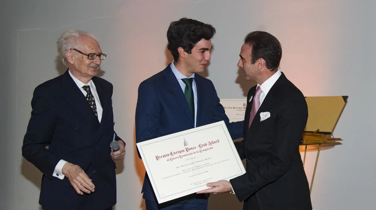 Enrique Ponce entrega el premio al torero revelación a Tomás Rufo en presencia de Andrés Amorós