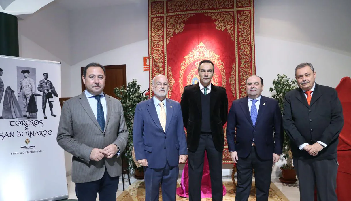 El delegado de la Junta en Sevilla, Ricardo Sánchez, junto a «El Cid»y los representantes de la Hermandad