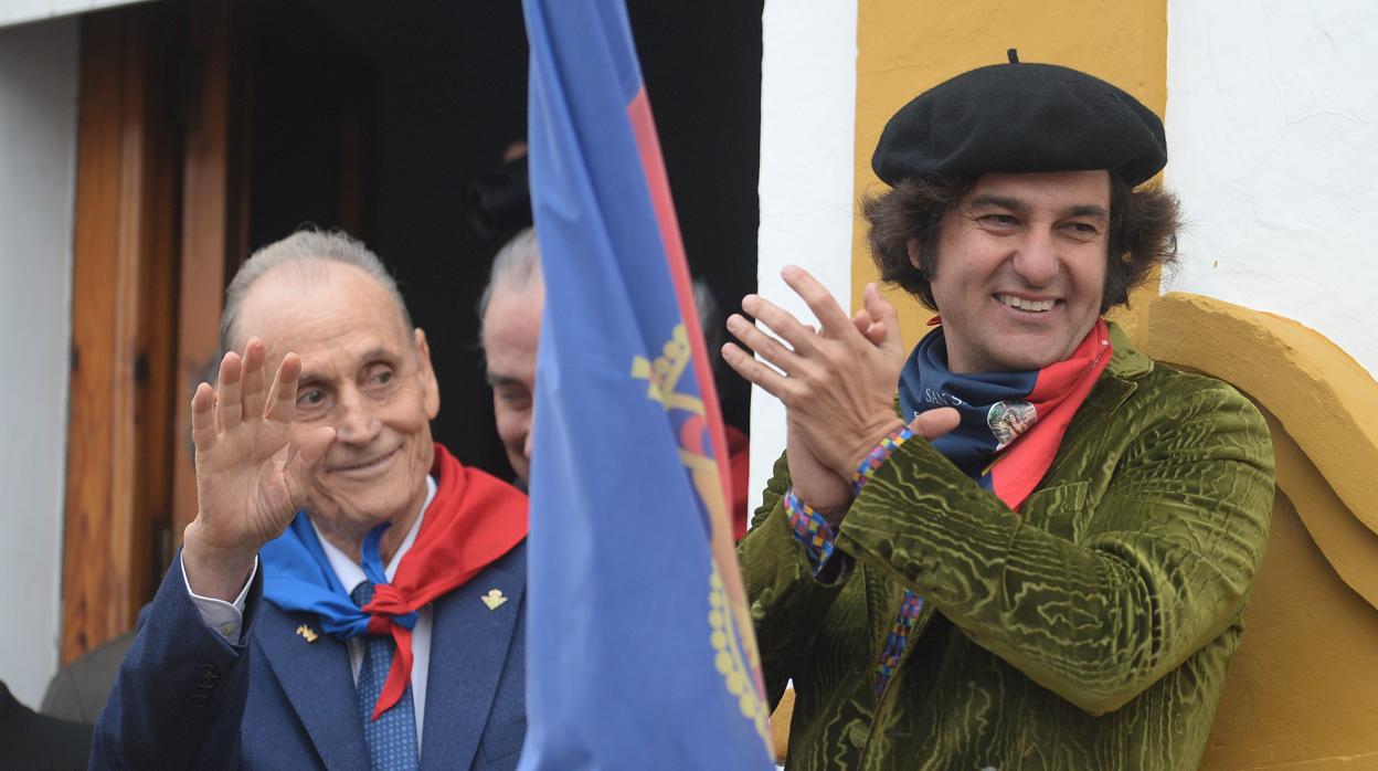 Manuel Ruiz de Lopera y Morante de la Puebla, durante el chupinazo en La Puebla del Río