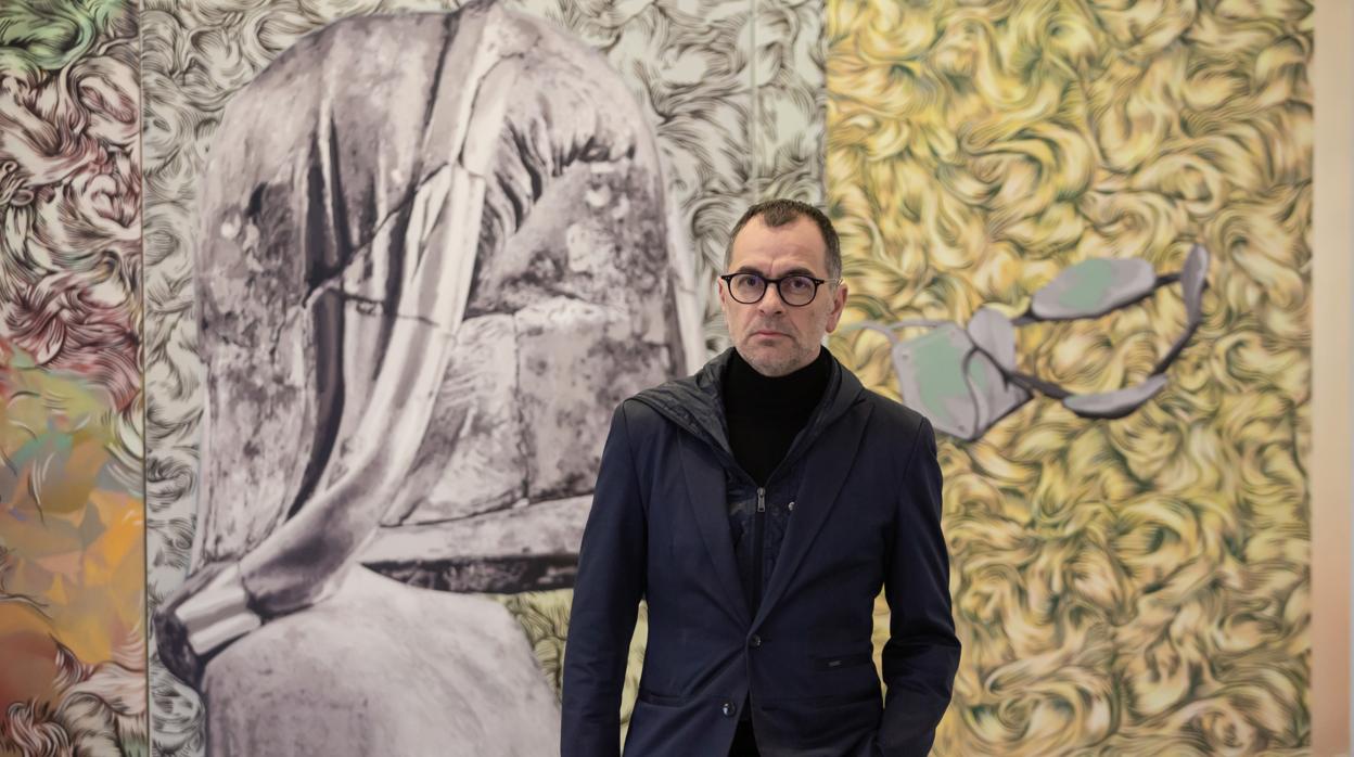 El artista leonés Daniel Verbis, en la galería Rafael Ortiz donde expone «Objetos testigo»