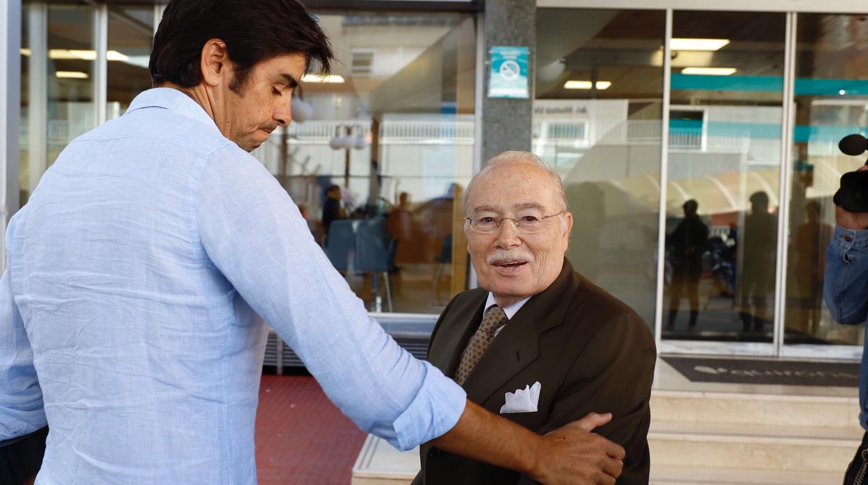 Miguel Ángel Perera, junto a Carlos Val-Carreres