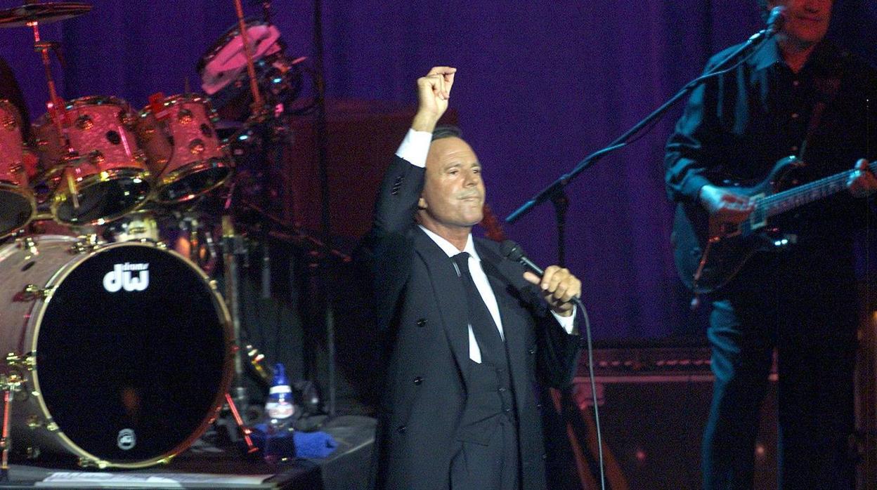 Julio Iglesias, durante un concierto