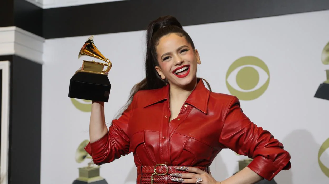 Rosalía posa con su Grammy