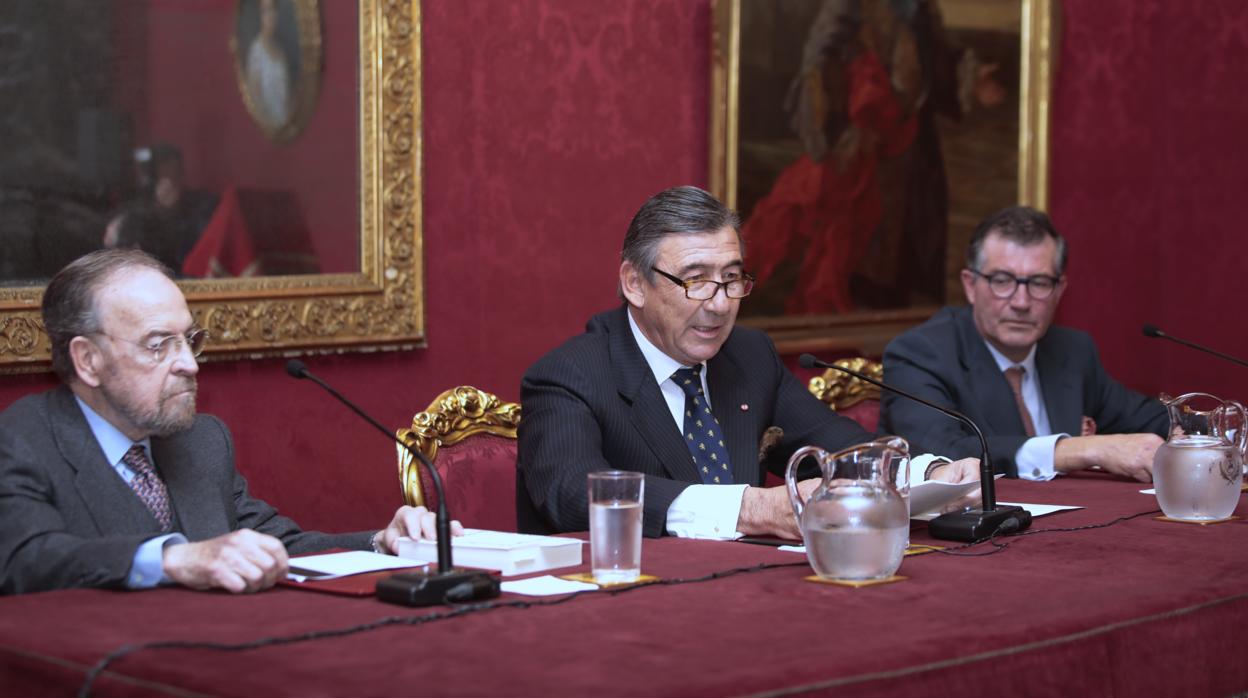 Antonio Burgos, Santiago de León y Domecq y Antonio de León Bohórquez, ayer en la Real Maestranza