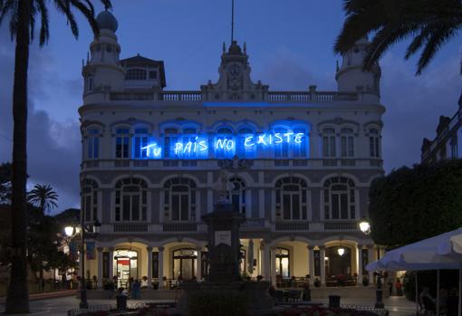 «Tu país no existe», en la fachada del Gabinete Literario