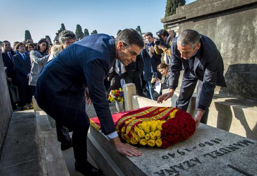 Sánchez también depositó una corona en la tumba de Azaña en febrero de 2019