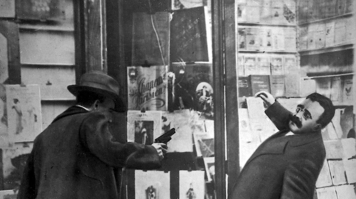 Recreación del atentado contra Canalejas publicada por ABC