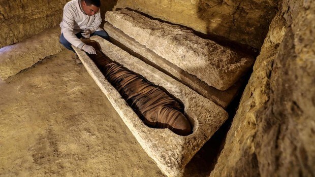 Hallan en Egipto dieciséis cámaras funerarias con veinte sarcófagos de sumos sacerdotes del dios Djehuty