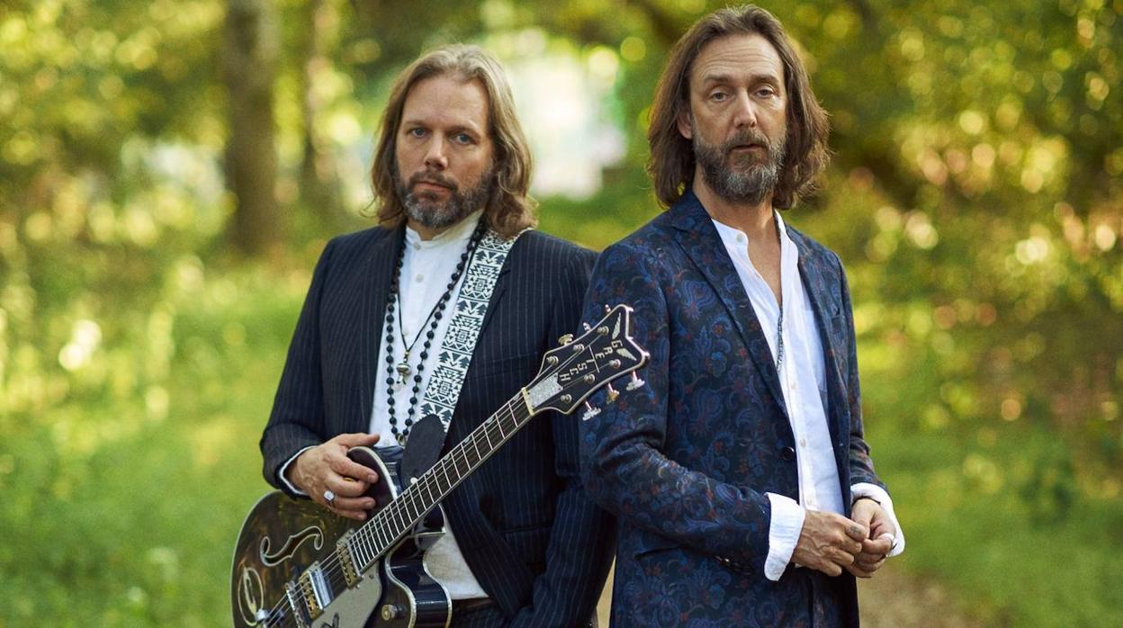 Los hermanos Robinson, líderes de The Black Crowes