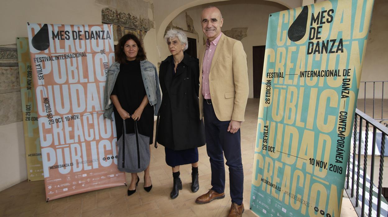 María González, entre Almudena Bocanegra y Antonio Muñoz, en la presentación de la última edición