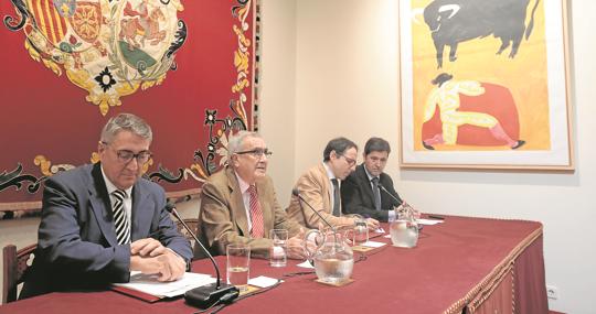 De izquierda a derecha, José Luis Ramón, Rogelio Reyes Cano, Juan Carlos Gil González y Agustín Jurado. Arriba, Gonzalo Santonja durante su intervención