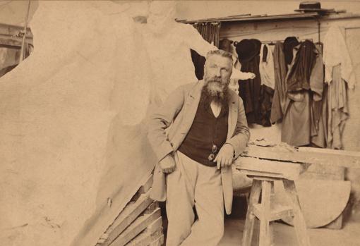 Rodin, apoyado en un banco junto al monumento a Victor Hugo, c. 1898. Fotografía: Dornac