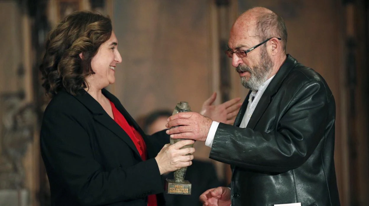 La alcaldesa de Barcelona, Ada Colau, entrega al escritor malagueño, Juan Madrid, el XV Premio Pepe Carvalho