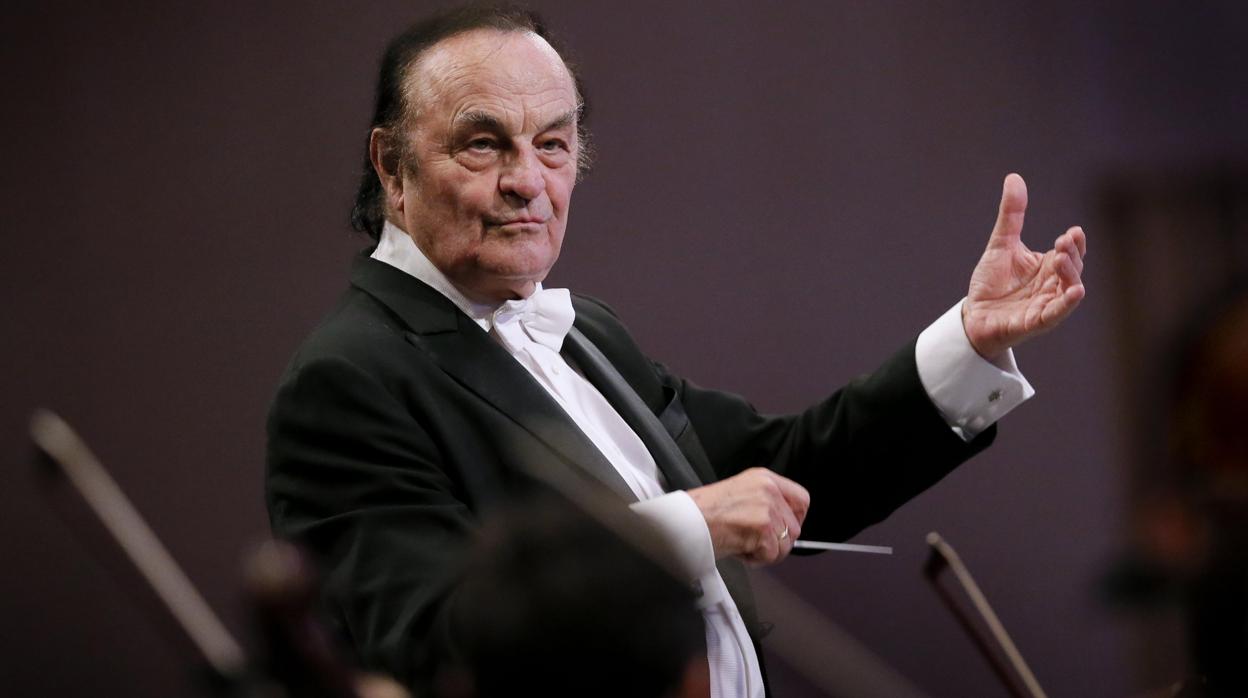 El director suizo Charles Dutoit dirige a la Orquesta Filarmónica Real, en el Grand Palace Concert Hall, durante el Festival Internacional George Enescu, en Bucarest (Rumanía) en 2017