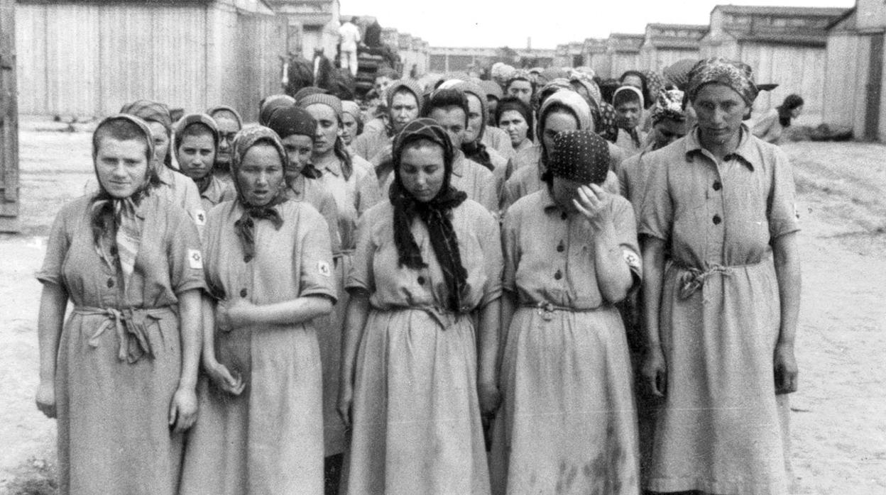 Las mujeres en los campos de concentración vivían hacinadas y sin otra posesión que los harapos que vestían