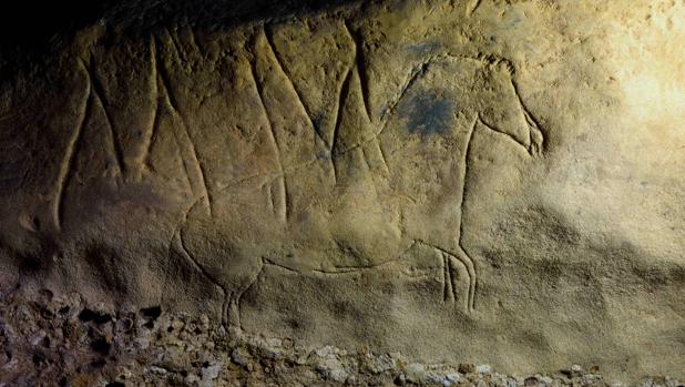 Hallan un «santuario paleolítico» con más de 100 grabados de hace 15.000 años en Tarragona