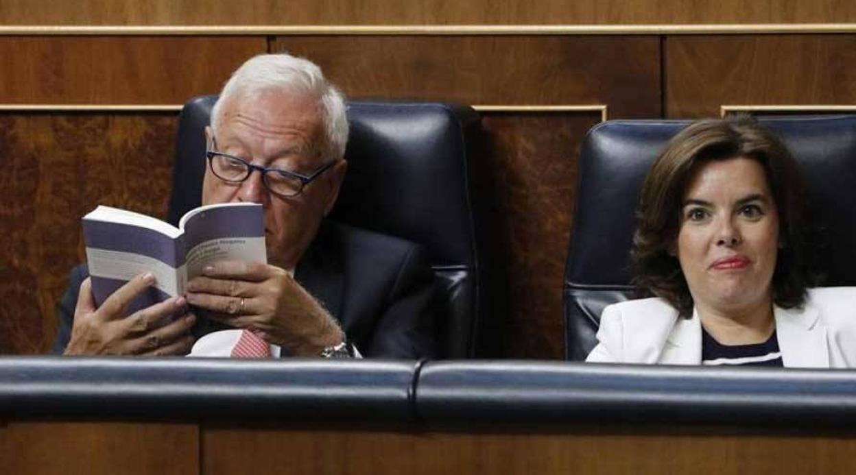 José Manuel García-Margallo sentado junto a Soraya Sáenz de Santamaría en la bancada ministerial del Congreso