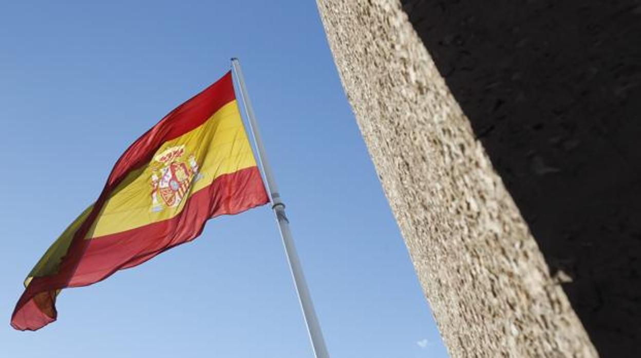 La bandera de España , izada en la Plaza Colón