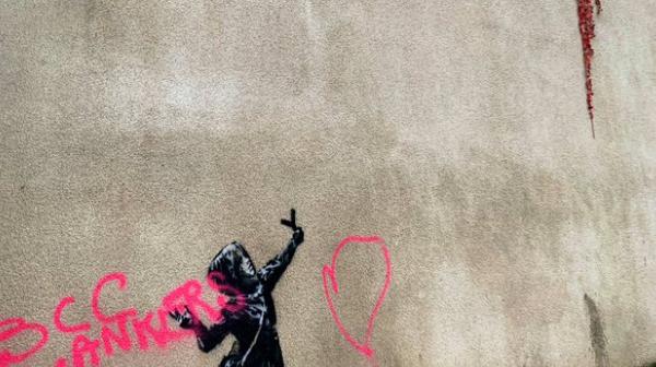 Destrozan con un grafiti el último dibujo de Banksy en Bristol, un regalo a su ciudad por San Valentín