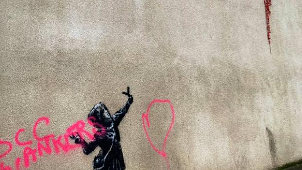 Destrozan con un grafiti el último dibujo de Banksy en Bristol, un regalo a su ciudad por San Valentín