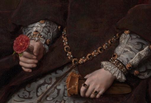 Detalle del retrato de María Tudor, pintado por Antonio Moro. Sostiene en su mano derecha la rosa roja de Lancaster, conocida como «rosa de los boticarios»