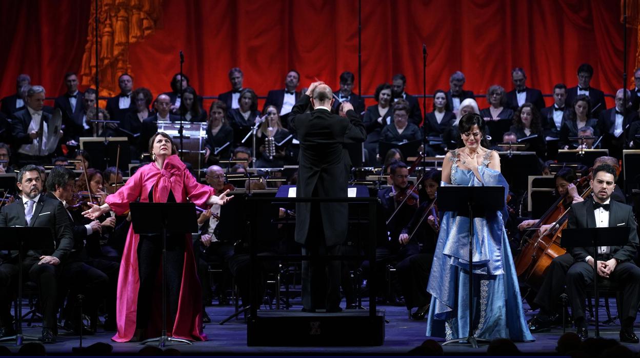 Maite Beaumont y Nancy Fabiola Herrera, durante el concierto