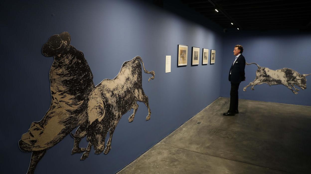 Un hombre visita la exposición de Goya en Lima