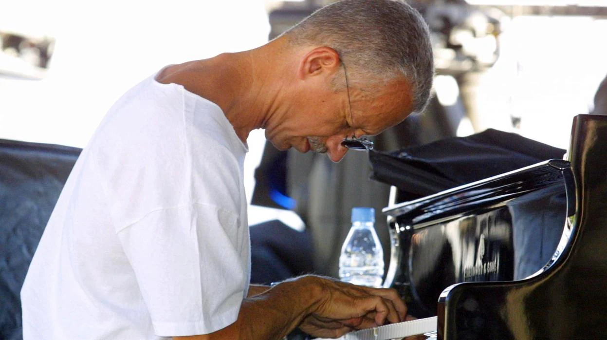 Keith Jarrett, durante un concierto junto a el bajista Gary Peacock y el batería Jack Dejohnette, en 2002