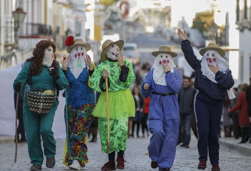 Un grupo de amigos disfrazados en las calles de Fuentes de Andalucía