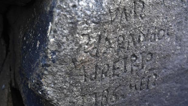 Una recompensa de 2.000 euros logra descifrar la enigmática inscripción tallada en la roca hace dos siglos