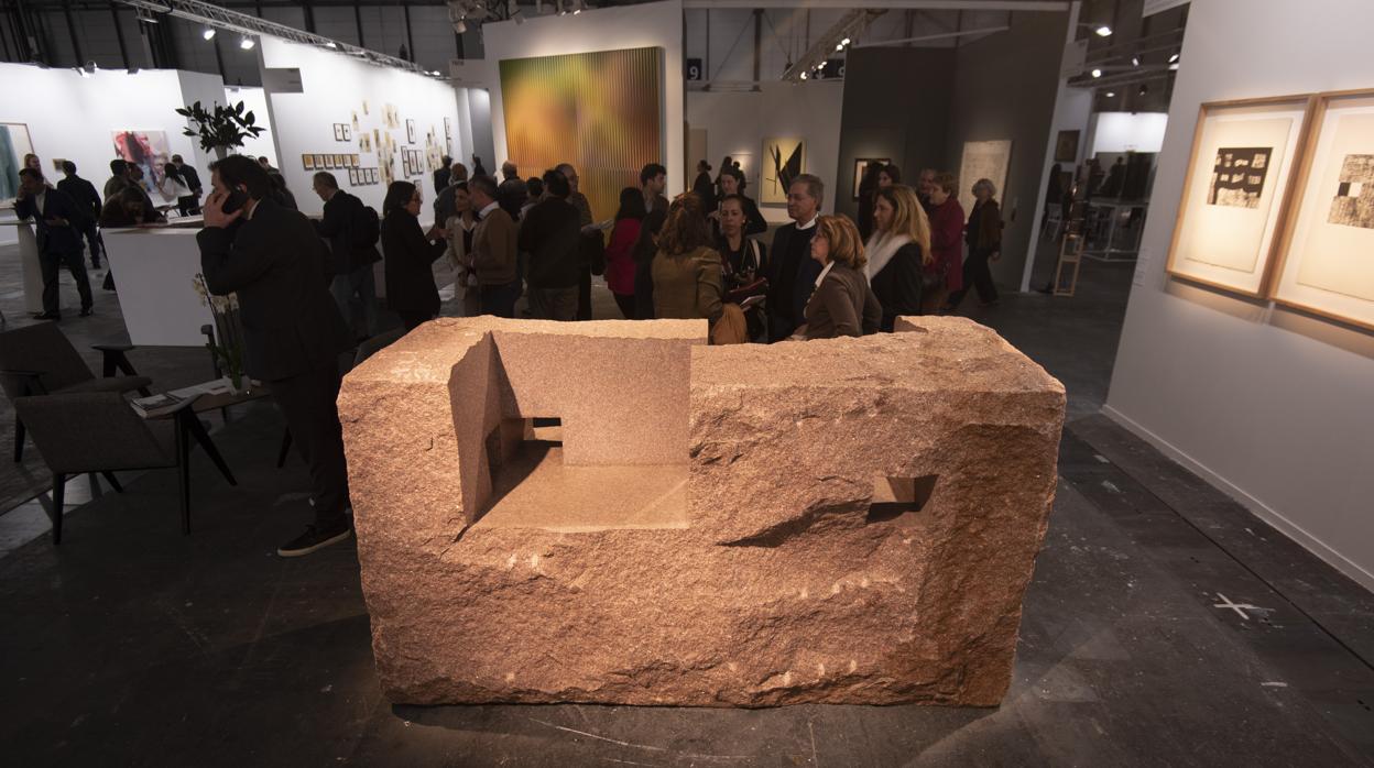 «Lo profundo es el aire XVIII», escultura monumental de Chillida en granito rosa. A la venta en el estand de Hauser &amp; Wirth por más de 5 millones de euros