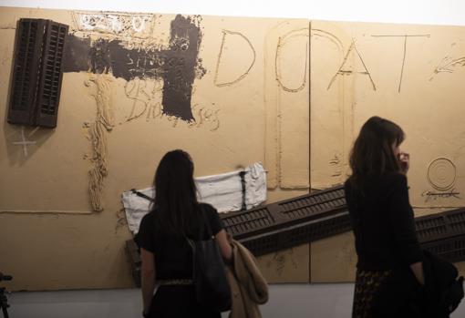 «Duat», obra monumental de Tàpies, en el estand de la galería Mayoral