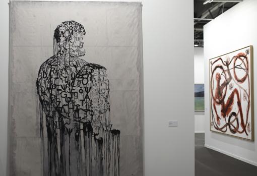 «El escritor prisionero», tapiz de Jaume Plensa, en el estand de la galería Lelong