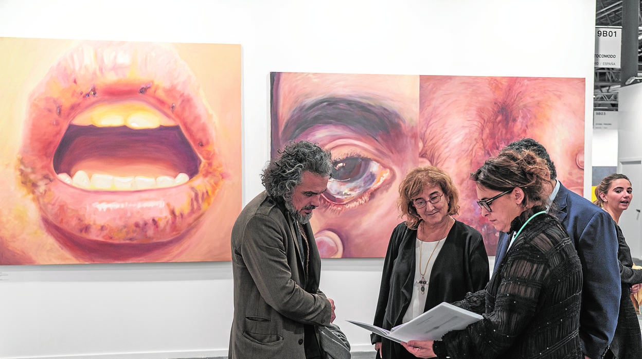 Dos coleccionistas conversan sobre la obra de Isidro Blasco en el estand de Ponce+Robles