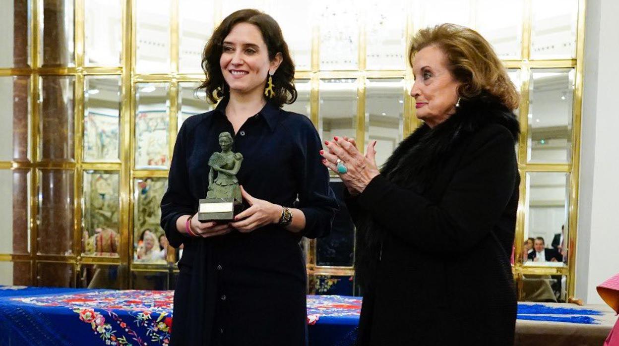 Isabel Díaz Ayuso recibió el premio de manos de María Ángeles Sanz y en presencia de Roberto Gómez