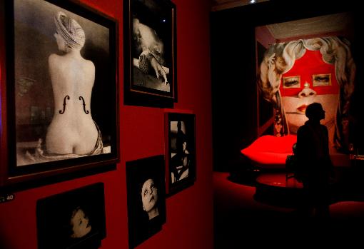 La muestra exhibe piezas de Man Ray y Dalí, entre otros