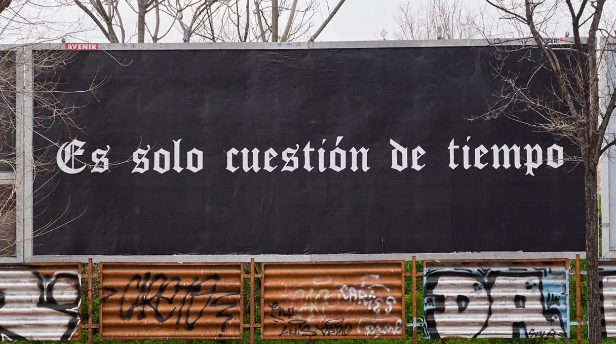 Detalle de una de las vallas con la obra «Es solo cuestión de tiempo» instaladas por Madrid