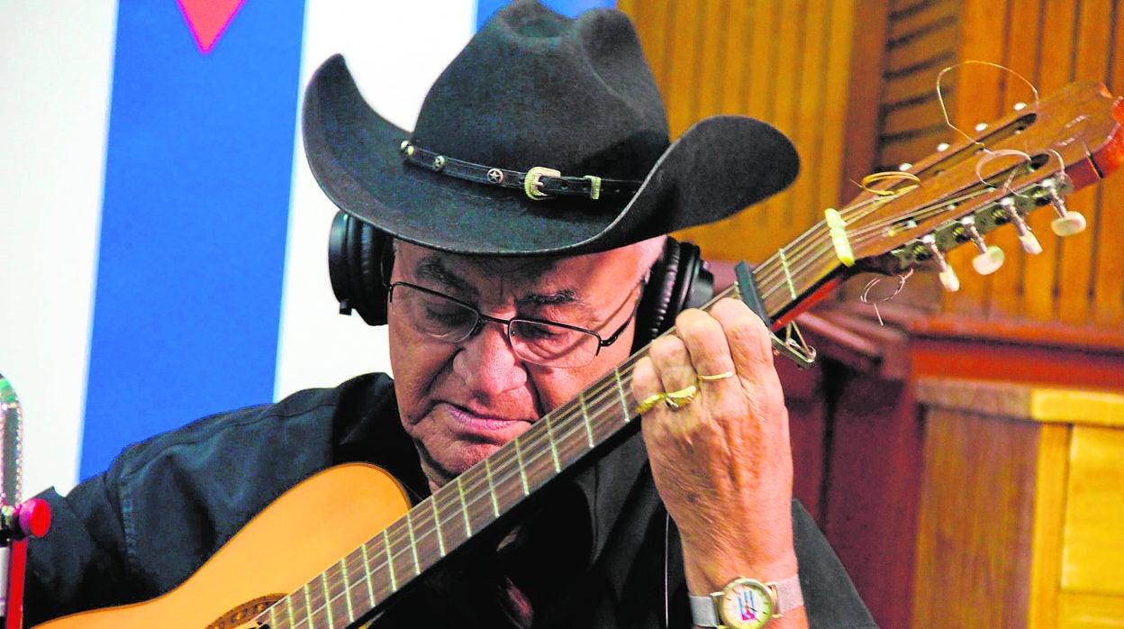 El guitarrista, cantante y compositor cubano Eliades Ochoa