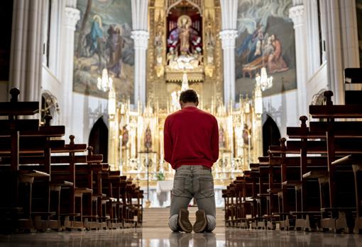 Jordi Pérez reza en la Iglesia de San José de la Montaña