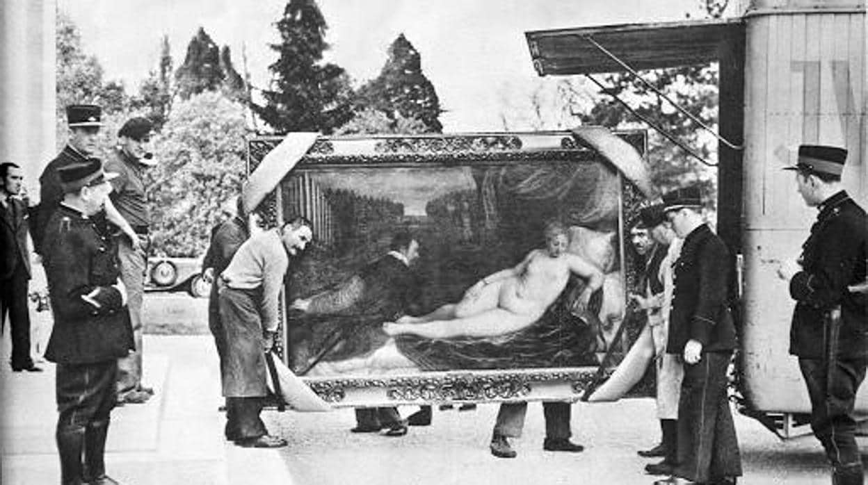 Unos operarios meten en un furgón la «Venus recreándose con el amor» de Tiziano
