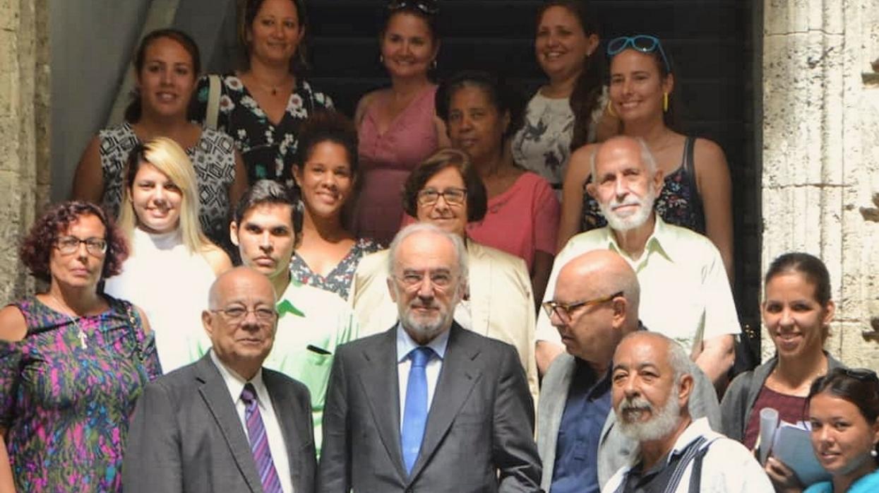 Muñoz Machado con los académicos de la Academia Cubana de la Lengua