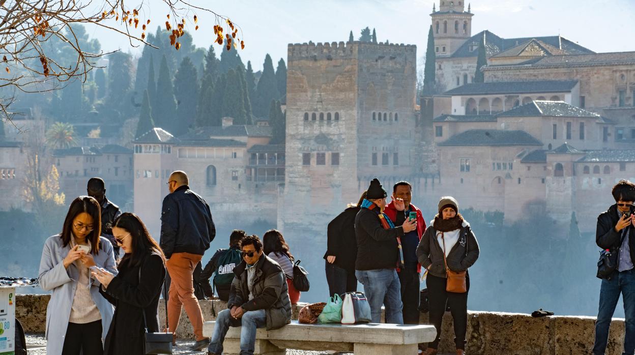 Turistas en la Alhambra de Granada