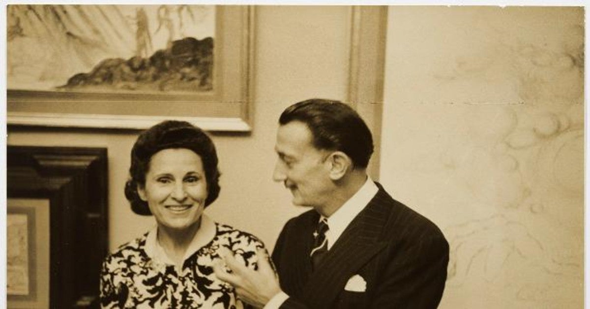 Gala y Dalí en la exposición del artista en la Carstairs Gallery de Nueva York, en 1950