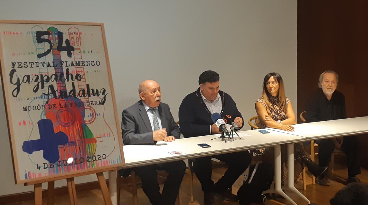 Antonio Zoido, director de la Bienal; Juan Manuel Rodríguez, alcalde de Morón; Rosi Andújar, delegada de Cultura; y Manolo Cuervo, pintor