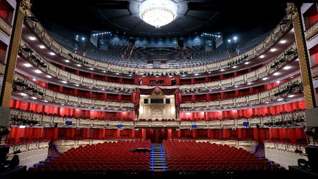 El Teatro Real detiene su actividad