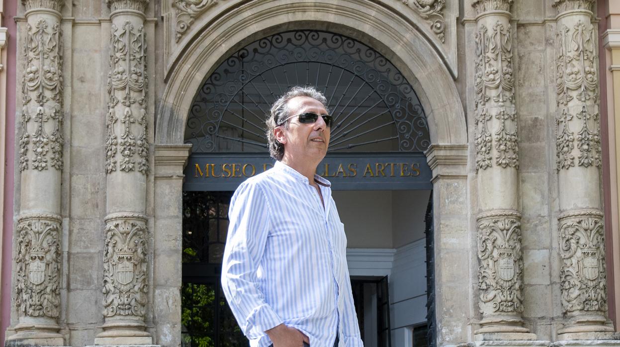 Juan Carlos Romero en la plaza del Museo