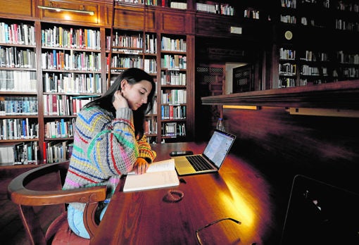 La biblioteca de la Fundación cuenta con más de 15.000 ejemplares. Es allí donde los creadores que desarrollan un proyecto literario (en la imagen, Elvira Susín) pasan la mayor parte del tiempo, concentrados en su escritura